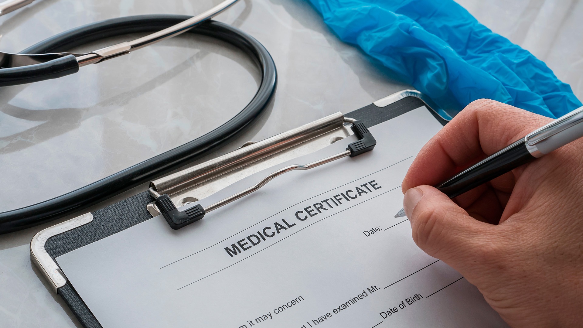 Cómo legalizar y traducir certificados médicos internacionales para trámites de extranjería en España